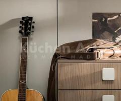 Dressing moderne d'Angle avec Portes Coulissantes en Verre Sombre | Luxe et Rangement Optimal - 5