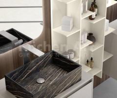 Salle de Bain Moderne Italienne pour Couple avec Vasques en Grès Noir et Éléments Hauts Suspendus - 3