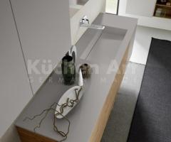 Salle de Bains Moderne avec Meuble Suspendu Épuré, Vasque Intégrée et Finitions Haut de Gamme - 5