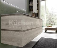 Salle de Bain Contemporaine avec Finitions en Bois et Vasque Intégrée - 4