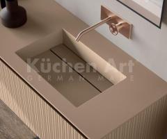Salle de Bains Élégante et Naturelle : Meubles en Canneté Vertical Asymétrique et Mat - 4