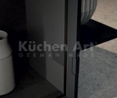 Salle de Bains chic : Colonnes en Verre Fumé, Portes en Aluminium Noir et Vasque en Grès Noir - 7