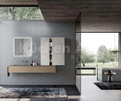 Salle de bains élégante avec éléments hauts et miroir magnétique – Design raffiné et structuré - 2