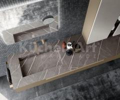 Salle de bains élégante avec éléments hauts et miroir magnétique – Design raffiné et structuré - 3